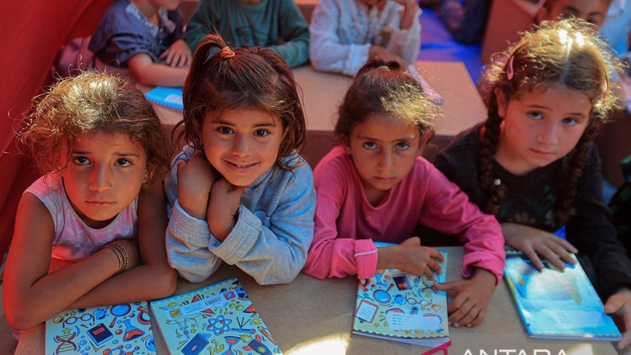 Sekolah-tenda-untuk-anak-Palestina-di-Rafah-030524-Xinhua-1.jpg